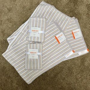SOLD {NWT} 6-pc towel set